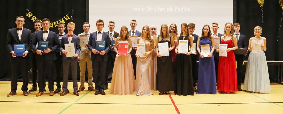 Erfolgreiche Abiturienten: zahlreiche Preise und Medaillen wurden vergeben. Foto: Wagner