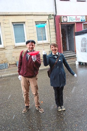 Jongleure und Besucher trotzen dem Schneeregen. Hans-Ulrich Händel und Annika Walter verkaufen den Drei-Täler-Saft (Bild rechts unten) Fotos: Steinke-Vollmer Foto: Schwarzwälder Bote