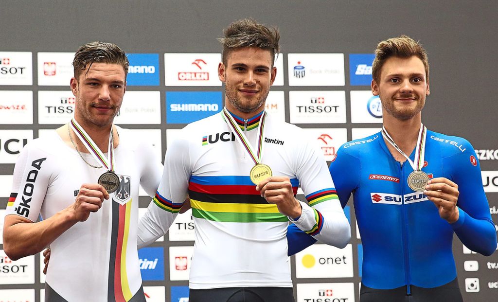 Domenic Weinstein (links) präsentiert seine Silbermedaille im März 2019. Gold ging an  Filippo Ganna (Mitte),  über die Bronzemedaille freute sich    Davide Plebani  – ebenfalls aus Italien.
