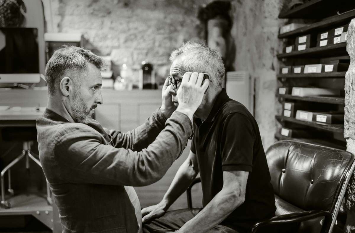 Der Brillenmacher der Promis: Franck Bonnet passt einem Kunden ein maßgefertigtes Stück an.