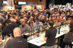Eine proppenvolle Neue Tonhalle beweist, dass die Villinger Whiskymesse jede Menge Fans hat.   Foto: Heinig
