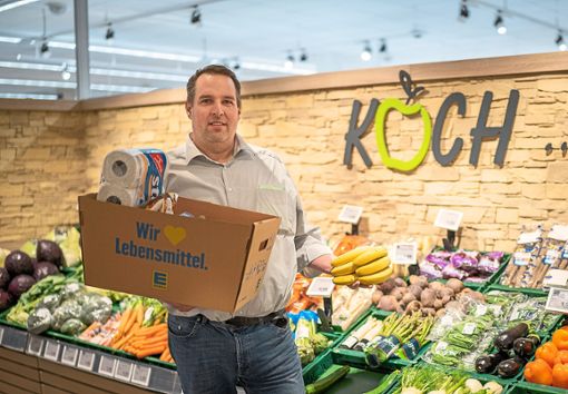 Gerd Koch hält ein Paket mit Lebensmitteln in den Händen. Für Hilfsbedürftige hat er im Schömberger Edeka-Markt einen besonderen Service ins Leben gerufen. Foto: Stutz Foto: Schwarzwälder Bote