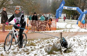 Skijöring mal anders – Jennifer Kappes mit Rad und Hund an der Leine  Fotos:  Gegenheimer Foto: Schwarzwälder-Bote