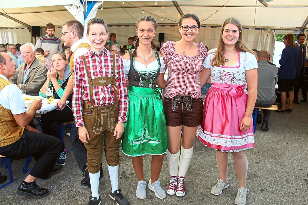 Viele Besucher kommen in Dirndl und Lederhose zum bayerischen Wochenende der Musikkapelle. So auch (von links) David, Lorena, Linda und Miriam. Fotos: Wieland