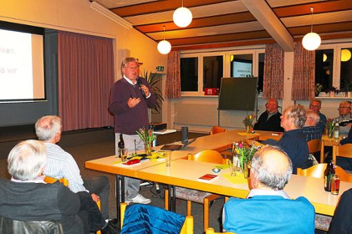 Heiko Bräunling erzählte beim Männervesper von seinen Erfahrungen mit einem fiktiven Sterbedatum. Foto: Gauggel Foto: Schwarzwälder Bote