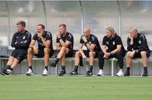 Sechs Mann auf der Bank – und doch nur ein Teil des Trainerteams des VfB Stuttgart. Foto: Baumann/Alexander Keppler