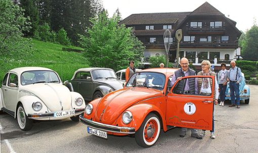 Auch ein Unikat hat sich zum VW-Käfer-Treffen auf dem Parkplatz der Waldsägmühle gesellt: Snappy (Mitte) mit Club-Präsident Walter Köhler ist der einzige aus der letztgebauten Käfer-Sonderserie, der 2003 orange lackiert wurde. Foto: k-w Foto: Schwarzwälder Bote
