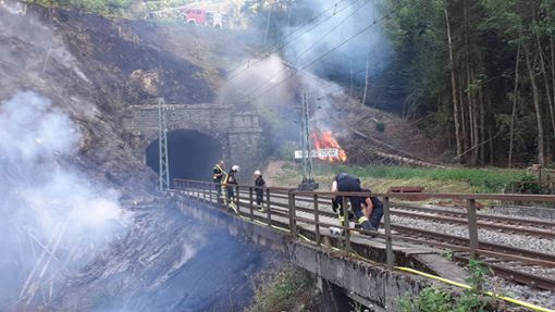 Der Waldbrand ist direkt an den Bahngleisen der Schwarzwaldbahn in Schonachbach ausgebrochen, weswegen die Strecke derzeit gesperrt ist. Foto: Roland Sprich