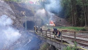 Der Waldbrand ist direkt an den Bahngleisen der Schwarzwaldbahn in Schonachbach ausgebrochen, weswegen die Strecke derzeit gesperrt ist. Foto: Roland Sprich