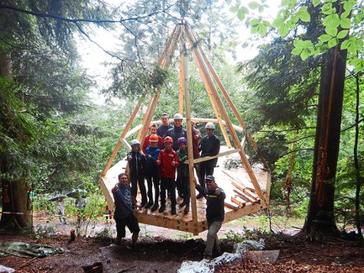 Gemeinsam konnten die Jugendlichen das Baumhaus hochziehen.  Foto: Privat Foto: Schwarzwälder Bote