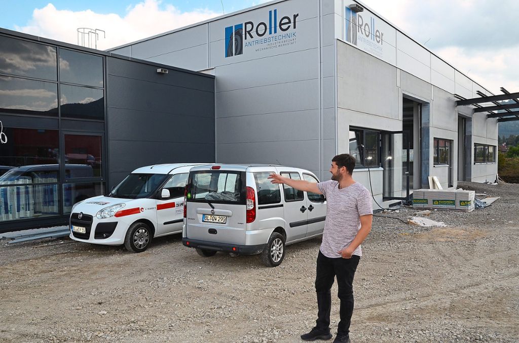 Stefan Bantel zeigt auf die neue Niederlassung von Roller & Söhne in Weilstetten: Nach 130 Jahren zieht das Unternehmen aus der Balinger Innenstadt dorthin.   Foto: Reich