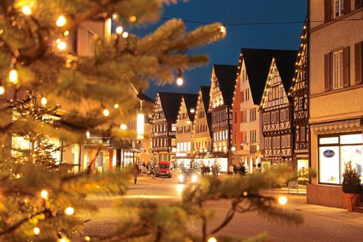Der Weihnachtsbaum-Swing sorgt für eine stimmungsvolle Beleuchtung in der Stadt. Foto: Stadt Nagold Foto: Schwarzwälder Bote