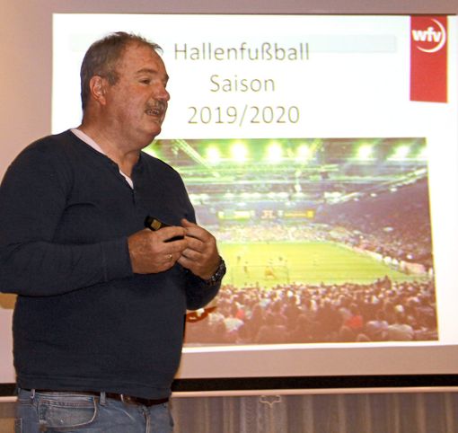 Lehrwart Reiner Bergmann referierte am Freitag über die Unterschiede zwischen Futsal- und normalen Hallenfußball-Regeln. Foto: Klemenz Foto: Schwarzwälder Bote