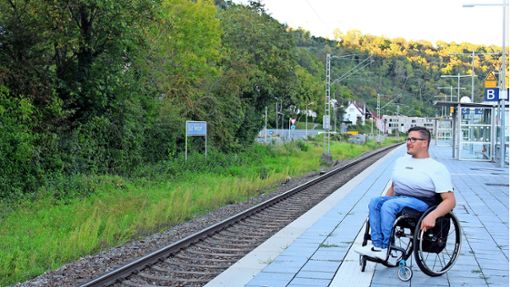 Rouven Ackermann wurde bereits mehrfach am Bahngleis stehen gelassen. Als Rollstuhlfahrer hat er beim Bahnfahren noch mit einigen Hindernissen zu kämpfen. Foto: Müller