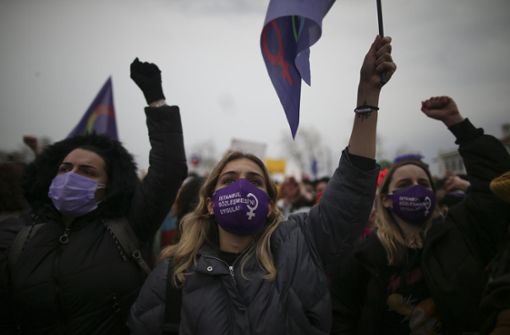Frauen protestieren in Istanbul gegen den Austritt der Türkei aus der Istanbul-Konvention für Frauenrechte. Foto: dpa/Emrah Gurel