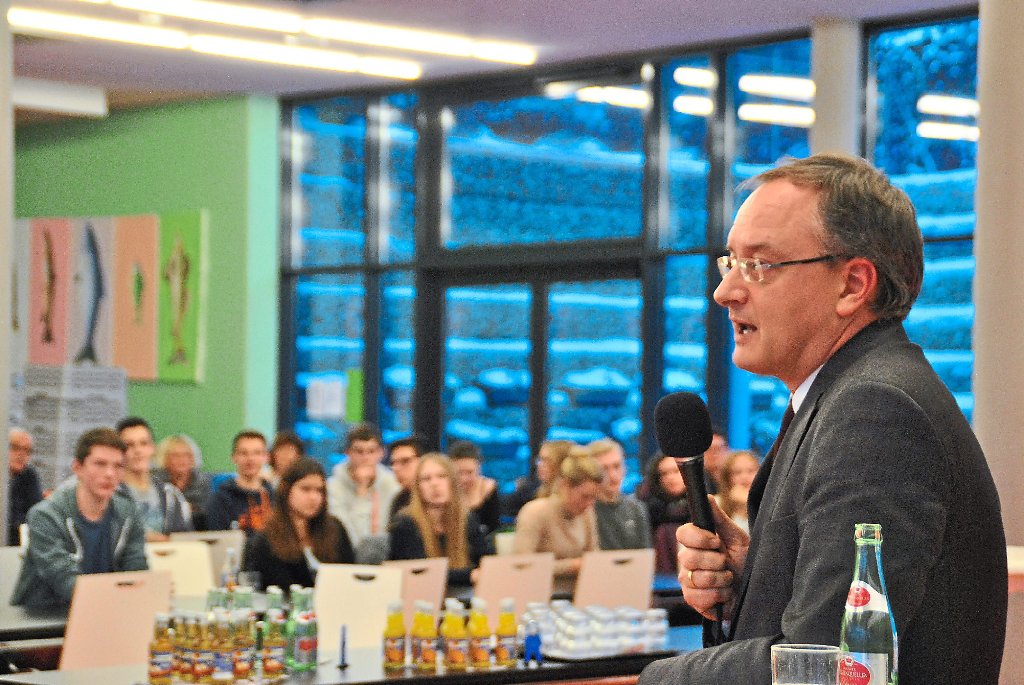 Im Gespräch mit Schülern und Lehrern des Balinger Gymnasiums: Kultusminister Andreas Stoch (SPD). Foto: Ungureanu