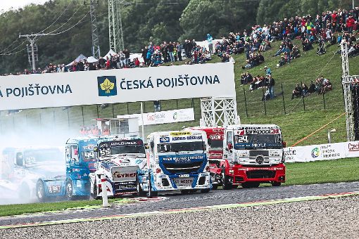 Im Kampf um die Spitzenplätze bei der Truck-Europameisterschaft entscheiden nicht selten wenige Meter. Jochen Hahn (Mitte) schaffte es bei den Rennen in Most in Tschechien mit seinem IVECO zweimal auf das Siegerpodest. Foto: Hahn Racing