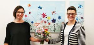 Eileen Winter, die neue Leiterin der Kindertagesstätte Lichtenstein, ist von Raphaela Gonser, der Leiterin der Finanz-  und Personalverwaltung, mit einem Blumenstrauß im Team der Gemeinde Bitz begrüßt worden.Foto: Betz Foto: Schwarzwälder Bote