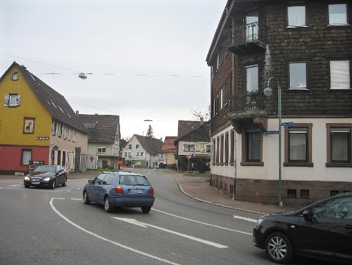 Der Großteil des Verkehrs auf der Bundesstraße 294 in Loßburg fließt nicht wie angenommen in Richtung Alpirsbach, sondern über 24-Höfe in Richtung Autobahn.  Foto: Haubold