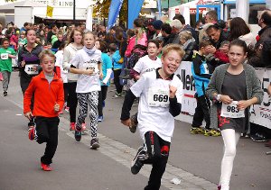 Beim Charity-Lauf in Ebingen legten sich die Schüler richtig ins Zeug.  Foto: Eyrich
