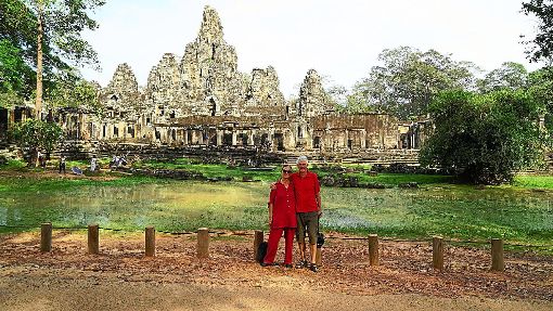 Ute und Klaus Ummenhofer bei der Tempelanlage Angkor Thom in Kambodscha.  Foto: Ummenhofer Foto: Schwarzwälder-Bote