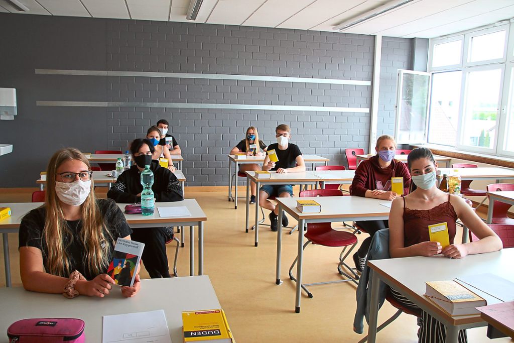 Die Spannung steigt: Die Abiturienten an der Philipp-Matthäus-Hahn-Schule kurz vor der Ausgabe der Prüfungsaufgaben im Fach Deutsch. Sie halten    die Pflichtlektüren in  Händen. Foto: Mayer