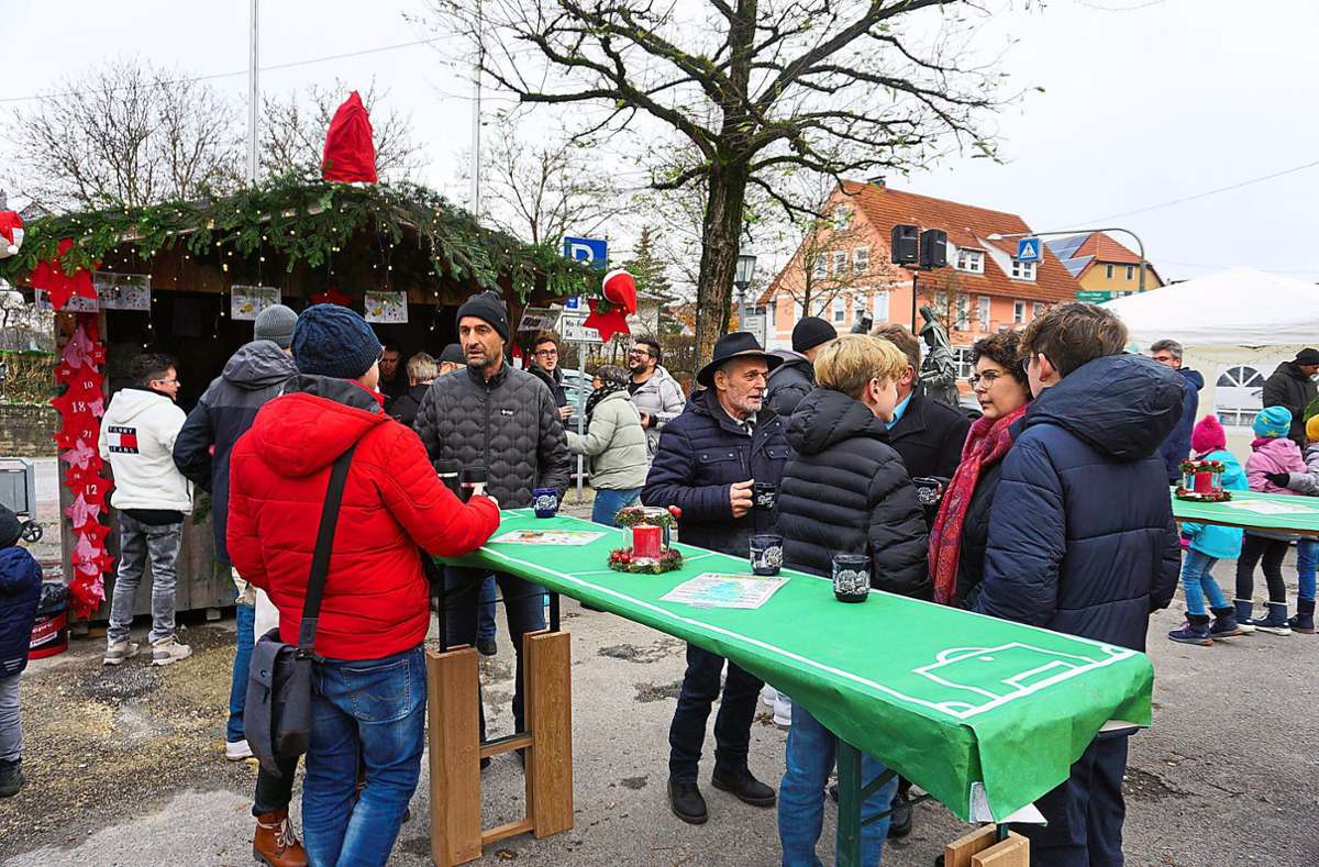 Gut besucht ist das Weihnachtsdorf auf dem Vorplatz der Zehntscheuer in Schömberg.