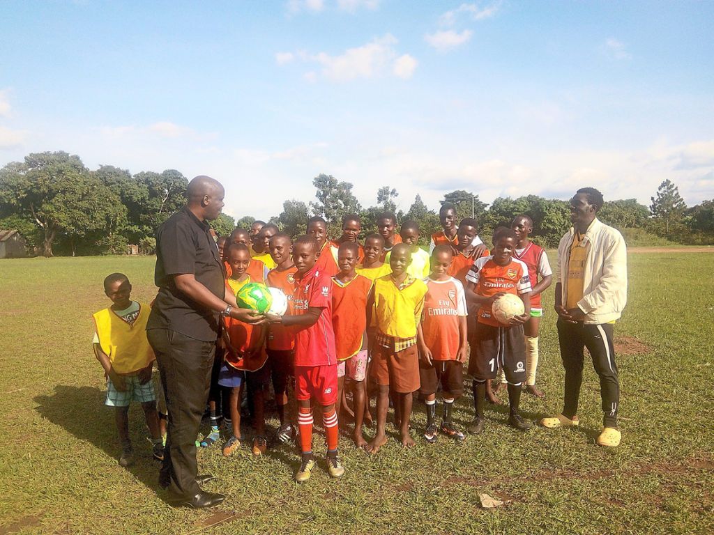 Pfarrer Gerald Wamala und die Kinder der Bamunanika Fußballakademie
