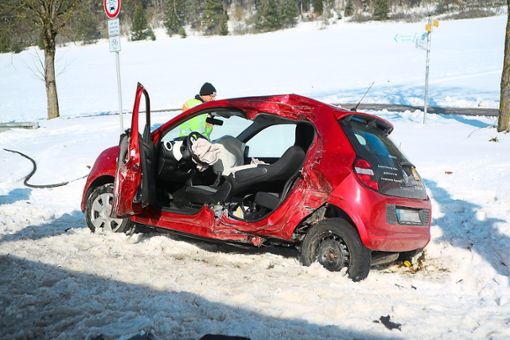 Die Fahrerin eines Kleinwagens wurde schwer verletzt.   Foto: Müller