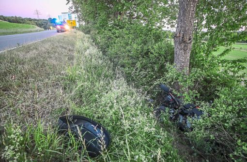 Bei dem Verkehrsunfall zwischen Villingen und Nordstetten wurden zwei Personen schwer verletzt – sie waren mit einem Quad gegen einen Baum geprallt. Foto: Eich