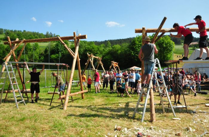 Bachfest in Tennenbronn: Handwerk im Akkord – Bürgervereinigungen bauen Schaukeln