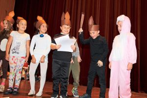 Nicht nur das Publikum, auch die kleinen Hasen haben viel Spaß beim Theaterspiel im Kurhaus.  Foto: Kienzler Foto: Schwarzwälder Bote