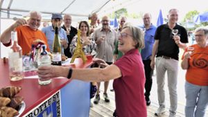 Brigachtal feiert sein 50-jähriges Bestehen. Mit im Jahresprogramm sind auch die französischen Freunde aus Essey-lès-Nancy. Hier bedient Gerlinde Effinger am Stand der Partnergemeinde beim Dorffest, im Hintergrund sind die Gemeinderäte zu sehen. Foto: Hella Schimkat