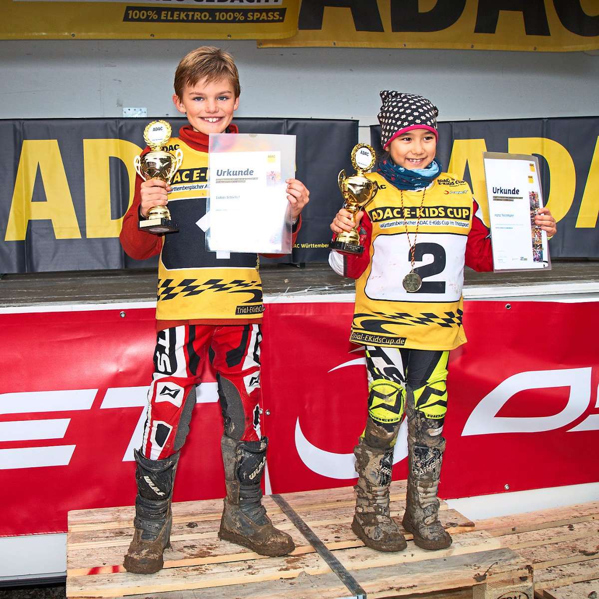 Stolz halten Lukas Schiebel und Hana Teichmann  die errungenen Pokale in die Höhe.Foto: Heller