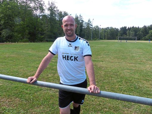 Spielertrainer Manuel Pflumm will mit seiner verjüngten Mannschaft in der Bezirksliga Zollern wieder vorne mitspielen.  Foto: Renner