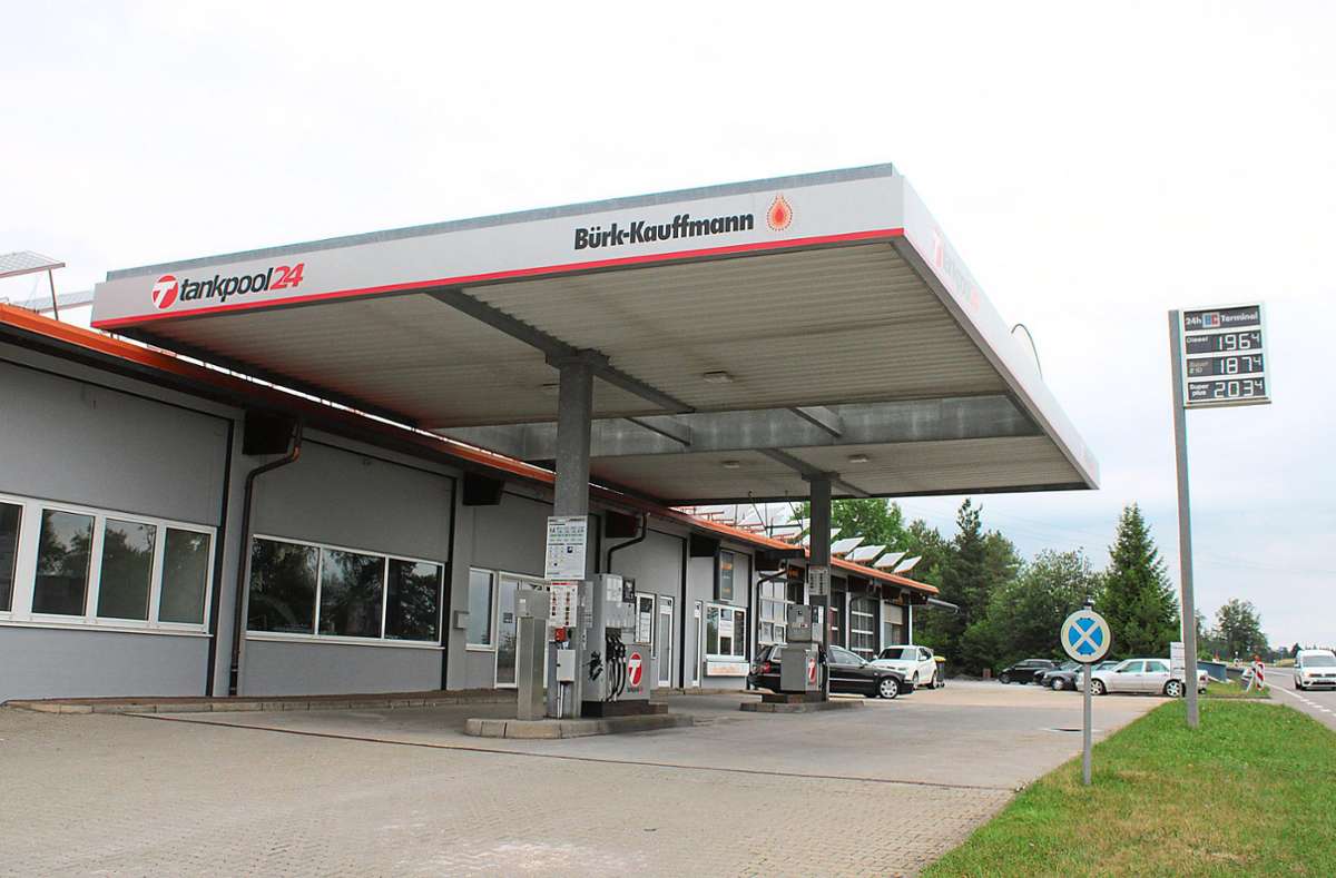 Die Selbstbedienungs-Tankstelle an der B 33 erlangt kurzzeitgen Ruhm – hier auf dem Foto mit normalen Tankpreisen.