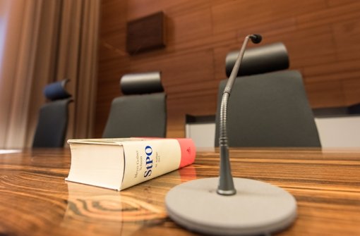 Die Strafprozessordnung liegt vor dem Prozessbeginn im Landgericht in Freiburg auf dem Tisch der Richterin. Foto: dpa