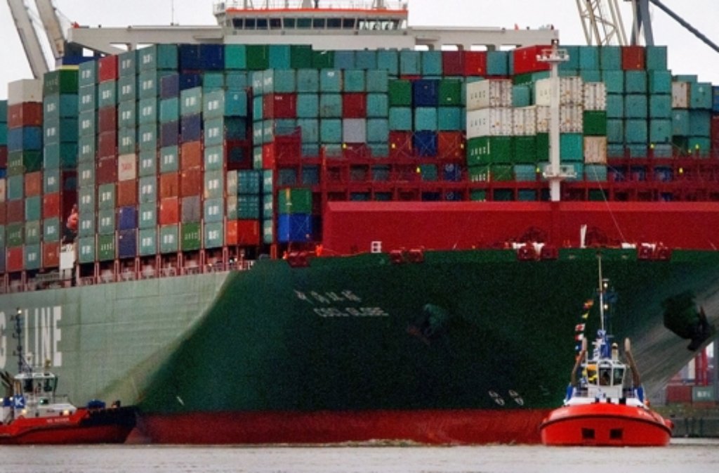 Knapp 400 Meter lang: Das größte Schiff der Welt, das Containerschiff CSCL Globe, beim Einlaufen in den Hafen von Hamburg.