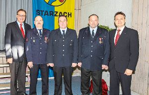 Aus Starzach wurden für 40 Jahre aktiven Feuerwehrdienst geehrt: Hans Diwisch (neben Landrat Walter Joachim) und Karl-Josef Gaus (neben Bürgermeister Thomas Noé). Foto: Bieger Foto: Schwarzwälder-Bote