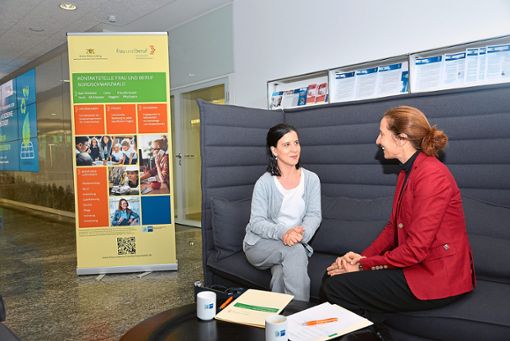 Marija Madunic, Leiterin der Kontaktstelle Frau und Beruf (rechts),  im Beratungsgespräch mit Tatjana Ford.  Foto: IHK Foto: Schwarzwälder Bote