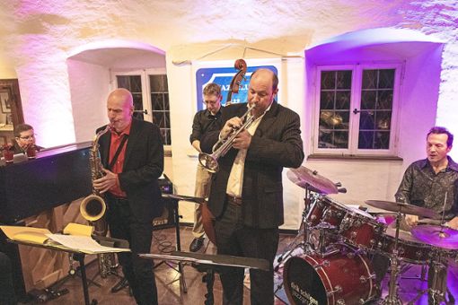 Die Formation JazzGrooves während des Auftritts im Balinger Zollernschloss mit Dirik Schilgen am Schlagzeug. Foto: Baumann Foto: Schwarzwälder Bote
