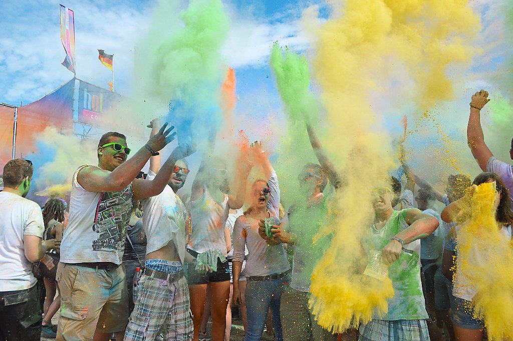 Spaß mit Farben: Rund 1800 meist junge Leute feierten auf dem Schwenninger Messegelände.