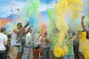 Spaß mit Farben: Rund 1800 meist junge Leute feierten auf dem Schwenninger Messegelände.  Foto: Bloss