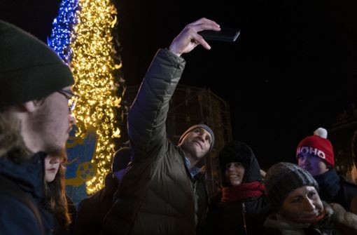 Vitali Klitschko, Bürgermeister von Kiew, macht ein Selfie vor dem Weihnachtsbaum. Foto: dpa/Vasilisa Stepanenko