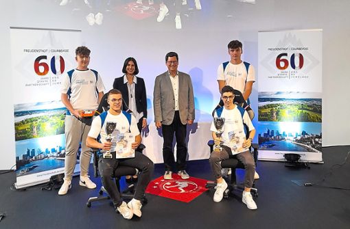Die Sieger des eSport-Turniers zusammen mit OB Julian Osswald (Mitte, rechts) und Fabienne Janz (Mitte, links) Foto: Fotos: Stadtverwaltung