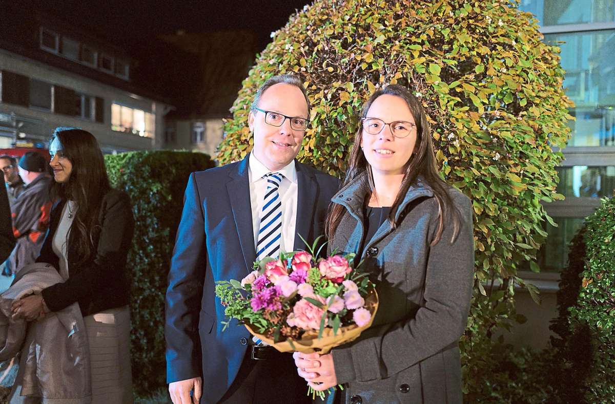 Sven Holder, der alte und neue Bürgermeister von Egenhausen, mit seiner Frau Kathrin. Foto: Thomas Fritsch