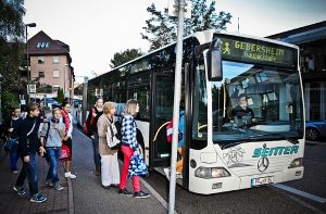 Die Fahrer privater Busunternehmen wie hier am Johannes-Kepler-Gymnasium in Leonberg sollen künftig mehr Geld verdienen Foto: Peter-Michael Petsch