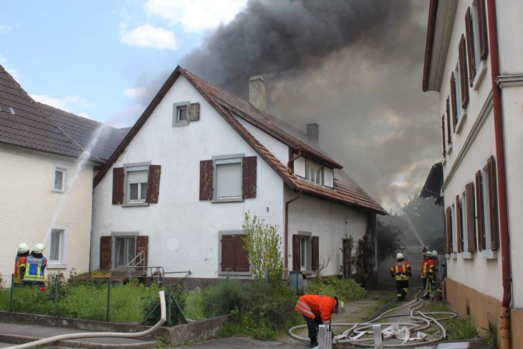 Wohnhausbrand in Ringsheim. Drei Feuerwehren aus der Umgebung im Einsatz.