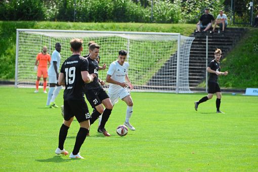 Der Einsatz des angeschlagenen Nils Schuon (am Ball) für den FC Holzhausen gegen den VfB Neckarrems ist derzeit noch fraglich. Foto: Fritsch