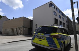 Polizei beschützt die Synagoge in Gelsenkirchen. Foto: dpa/Roberto Pfeil